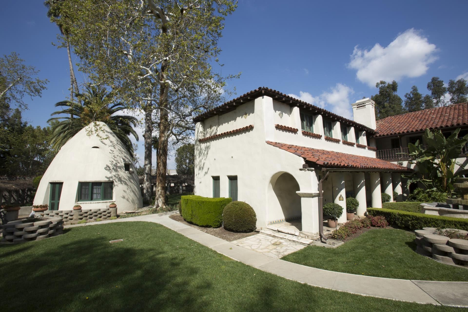 Tepee and Courtyard of La Casa Nueva (JPEG)